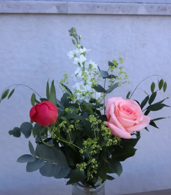 liten morsdag blombukett, rosa, vita, röda blommor, gröna blad, beställa blombuketter