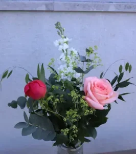 liten morsdag blombukett, rosa, vita, röda blommor, gröna blad, beställa blombuketter