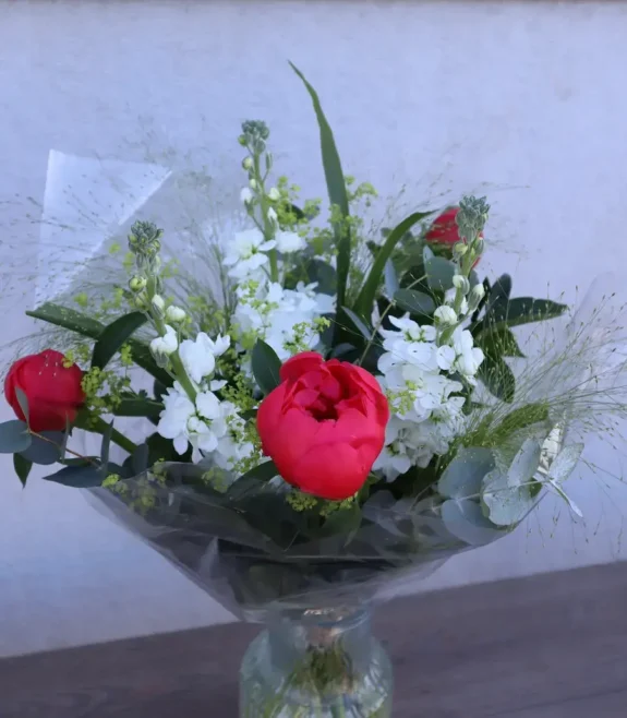 snittblommor, blommor morsdag, bukett, vita och röda blommor, beställ blombukett