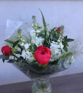 snittblommor, blommor morsdag, bukett, vita och röda blommor, beställ blombukett