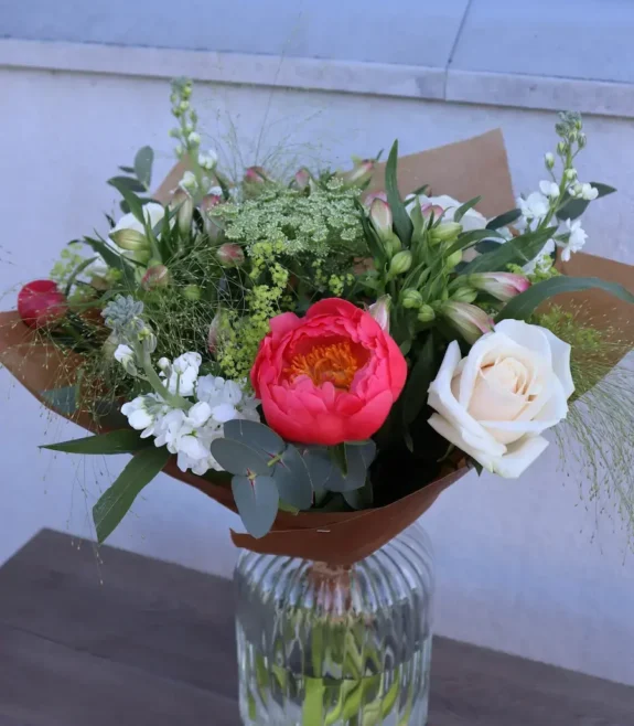 morsdag bukett, snittblommor, blombud, vit ros, rosa blomma, gröna blad