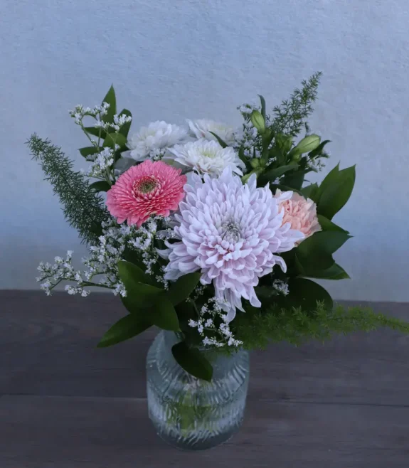 liten blombukett, pastellfärger, snittblommor, brudslöja, gröna blad