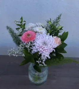 liten blombukett, pastellfärger, snittblommor, brudslöja, gröna blad