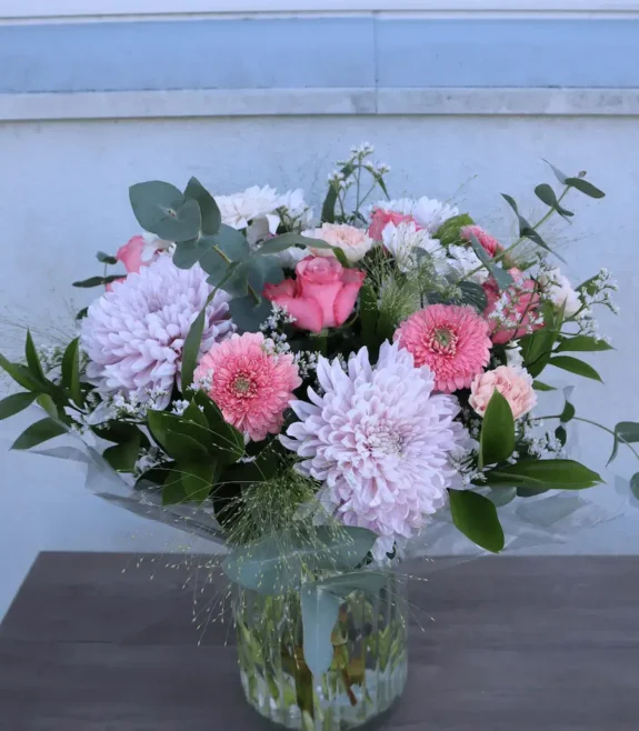 stor blombukett, blommor, snittblommor, pastellfärger, rosa, lila, gröna blad